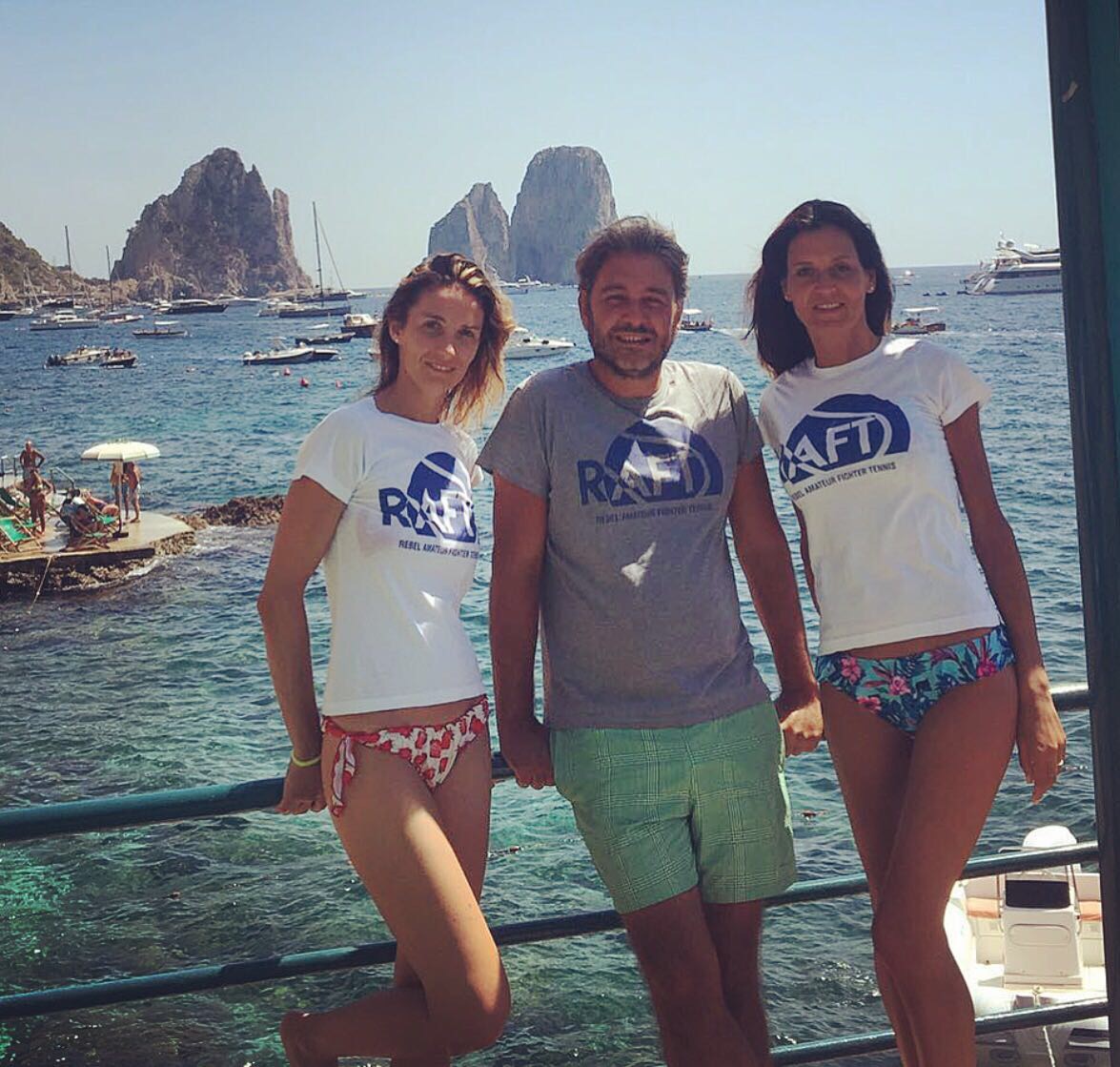 SOLE, MARE E MAGLIA RAFT PER GRETA, MANUELA E MR. TESIO